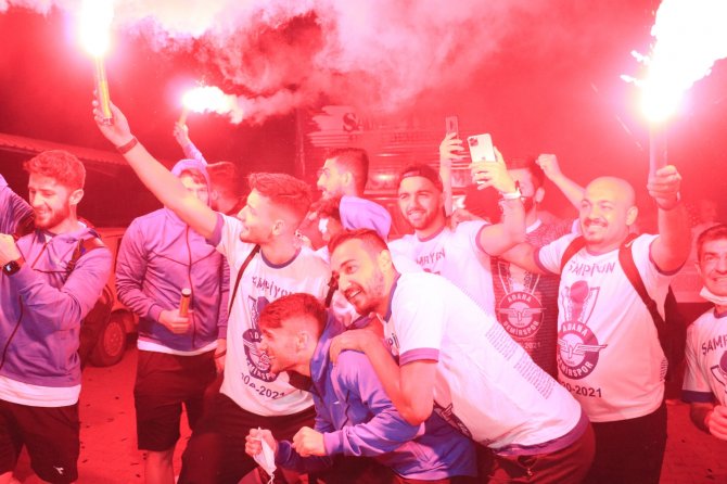 Adana Demirspor, Tesislerde Havai Fişek Gösterisi Ve Konfetilerle Karşılandı