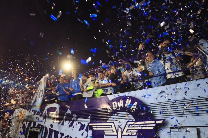 Adana Demirspor, Tesislerde Havai Fişek Gösterisi Ve Konfetilerle Karşılandı
