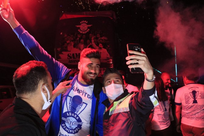 Adana Demirspor, Tesislerde Havai Fişek Gösterisi Ve Konfetilerle Karşılandı