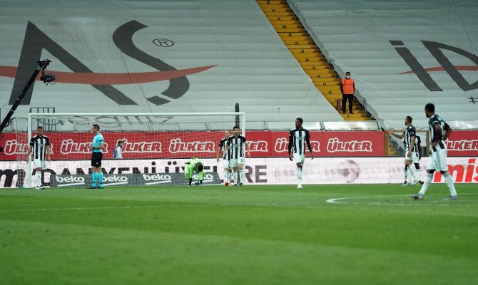 Süper Lig: Beşiktaş: 0 - Fatih Karagümrük: 1 (İlk Yarı)