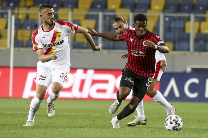 Süper Lig: Gençlerbirliği: 1 - Göztepe: 2 (İlk Yarı)