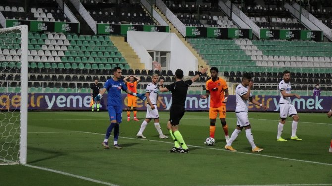 Süper Lig: Denizlispor: 0 - Galatasaray: 2 (İlk Yarı)