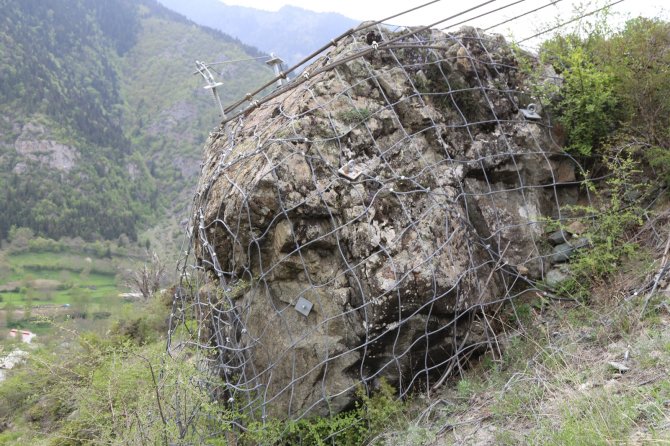 350 Tonluk Kayaya Karşı Köylerini Çelik Halatla Koruyorlar