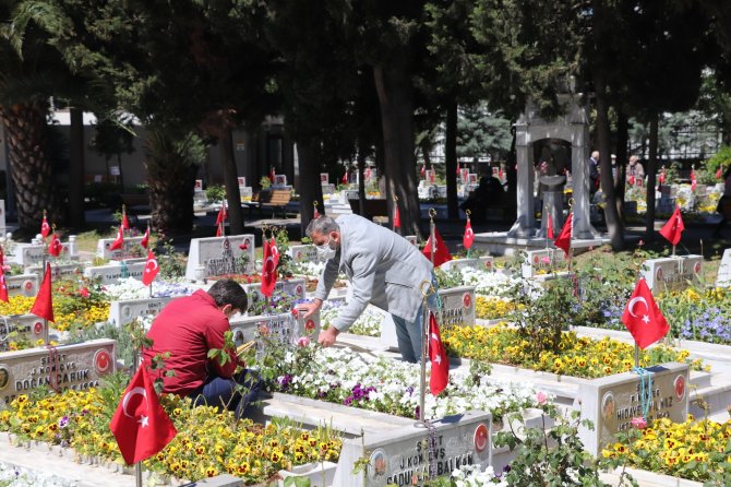 Edirnekapı Şehitliği’nde Hüzünlü Bayram Ziyareti