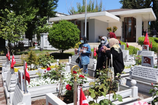 Edirnekapı Şehitliği’nde Hüzünlü Bayram Ziyareti