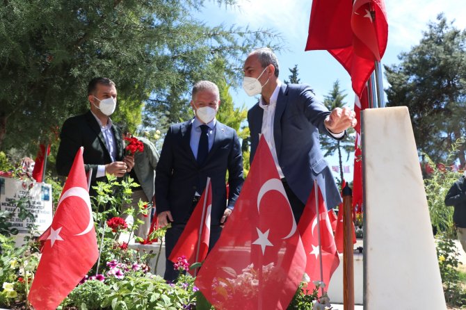 Adalet Bakanı Gül, Bir Ay Önce Ölen Annesinin Mezarını Ziyaret Etti