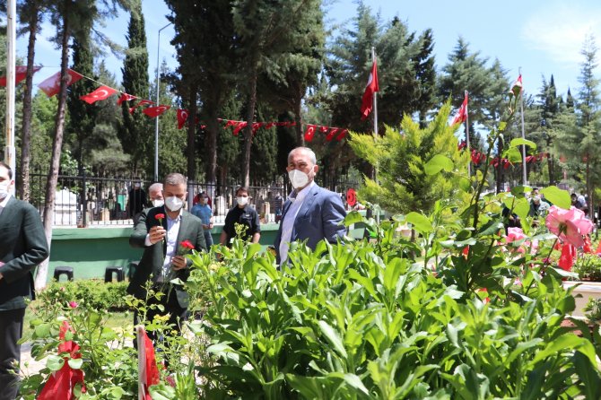 Adalet Bakanı Gül, Bir Ay Önce Ölen Annesinin Mezarını Ziyaret Etti