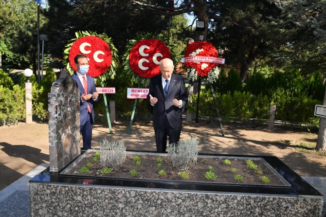 Devlet Bahçeli, Bayramın İlk Gününde Alparslan Türkeş’in Kabrini Ziyaret Etti