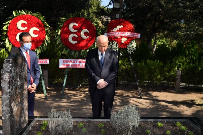 Devlet Bahçeli, Bayramın İlk Gününde Alparslan Türkeş’in Kabrini Ziyaret Etti