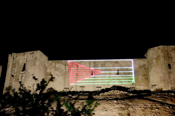 Tarihi Gaziantep Kalesi’ne Lazerler Filistin Bayrağı Yansıtıldı