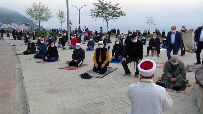 Doğu Karadeniz’de En Çok Vaka Görülen Giresun’da Ramazan Bayramı Namazı Açık Alanlarda Kılındı