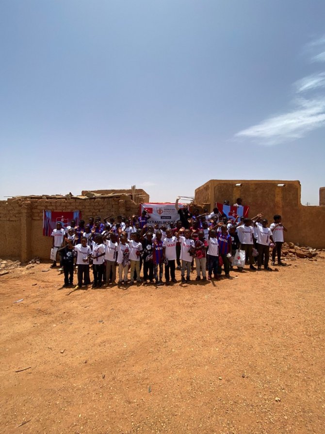 Trabzonsporlu Taraftarlar, Sudanlı Çocukları Bayramda Sevindirdi