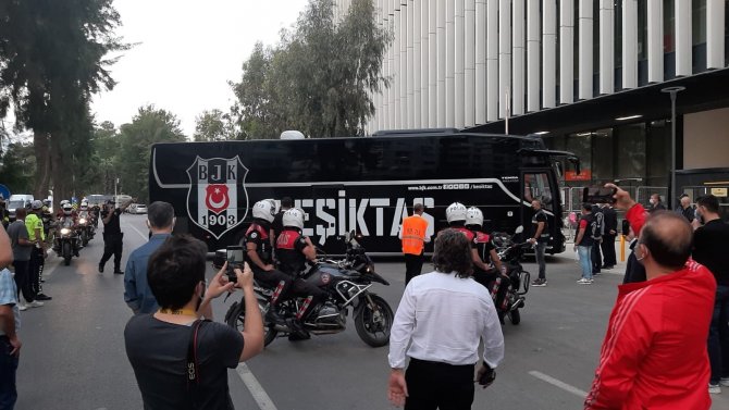 Beşiktaş, Gürsel Aksel Stadyumu’na Ulaştı