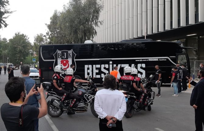 Beşiktaş, Gürsel Aksel Stadyumu’na Ulaştı