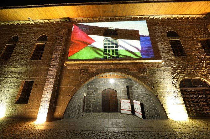 Diyarbakır’ın Tarihi Dokuları Ulu Cami Ve Tek Beden Burcu’na Filistin Bayrağı Yansıtıldı