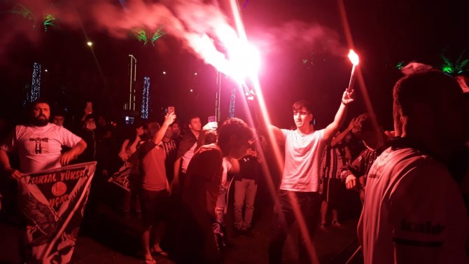 İzmir Kordon’da Beşiktaş Kutlaması