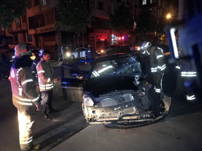 Şampiyonluk Kutlamasına Çıkan Beşiktaş Taraftarları E-5’te Kaza Yaptı: 2 Yaralı