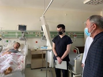 Bakan Akar, Irak’ın Kuzeyinde Yaralanan Mehmetçiği Ziyaret Etti