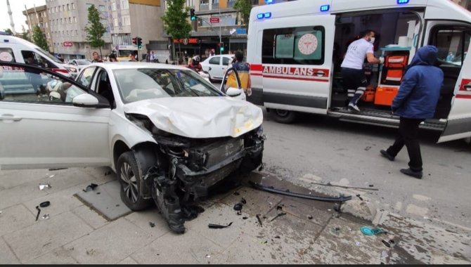 Sultangazi’de Trafik Kazası: 5 Yaralı