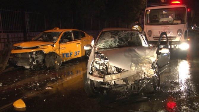 Şişli’de Ticari Taksi İle Otomobil Kafa Kafaya Çarpıştı: 1’i Ağır 5 Yaralı