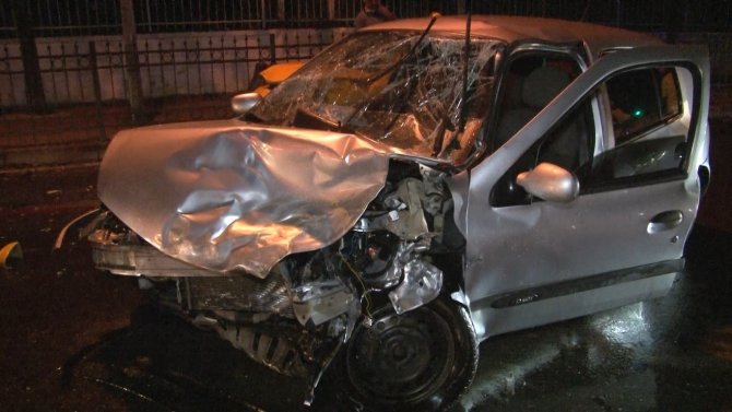 Şişli’de Ticari Taksi İle Otomobil Kafa Kafaya Çarpıştı: 1’i Ağır 5 Yaralı