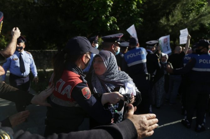 Arnavutluk’ta Filistin’e Destek Protestosuna Polis Müdahalesi
