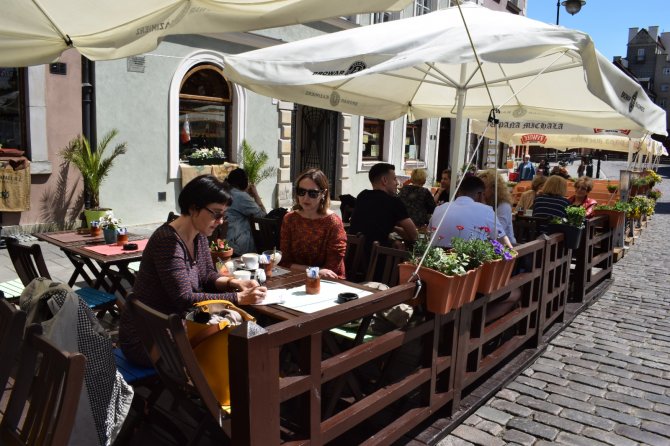 Polonya’da Halk Aylar Sonra Yeniden Açılan Restoranların Keyfini Çıkardı