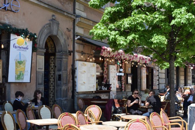 Polonya’da Halk Aylar Sonra Yeniden Açılan Restoranların Keyfini Çıkardı