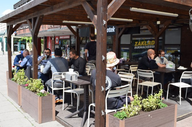 Polonya’da Halk Aylar Sonra Yeniden Açılan Restoranların Keyfini Çıkardı