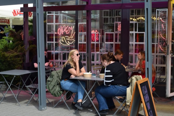 Polonya’da Halk Aylar Sonra Yeniden Açılan Restoranların Keyfini Çıkardı