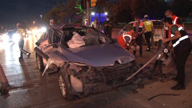 Pendik’te Korkutan Kaza: Aşırı Hız Yaptı, Yaya Geçidindeki Bariyerlere Çarpıp Takla Attı