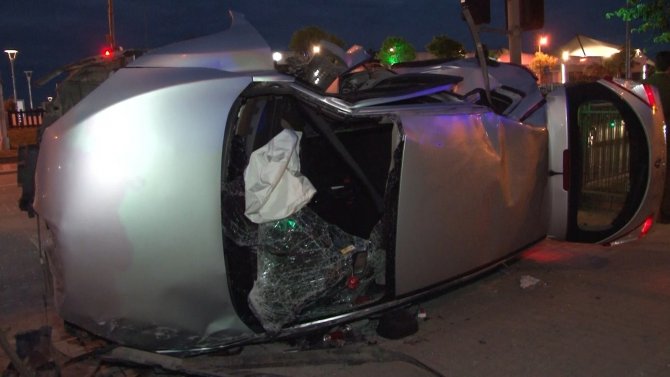 Pendik’te Korkutan Kaza: Aşırı Hız Yaptı, Yaya Geçidindeki Bariyerlere Çarpıp Takla Attı