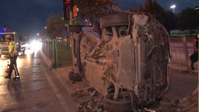 Pendik’te Korkutan Kaza: Aşırı Hız Yaptı, Yaya Geçidindeki Bariyerlere Çarpıp Takla Attı