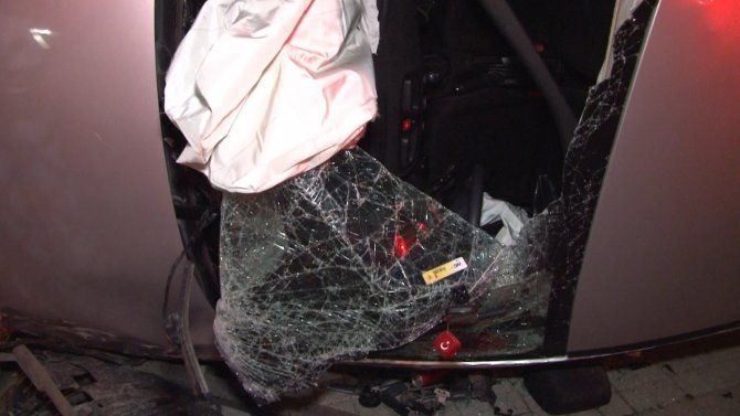 Pendik’te Korkutan Kaza: Aşırı Hız Yaptı, Yaya Geçidindeki Bariyerlere Çarpıp Takla Attı