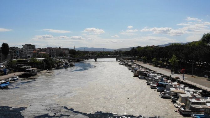 Çanakkale’yi Ortadan İkiye Bölen Sarıçay Deniz Salyasına Teslim Oldu