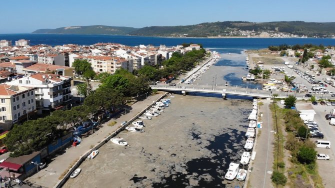 Çanakkale’yi Ortadan İkiye Bölen Sarıçay Deniz Salyasına Teslim Oldu