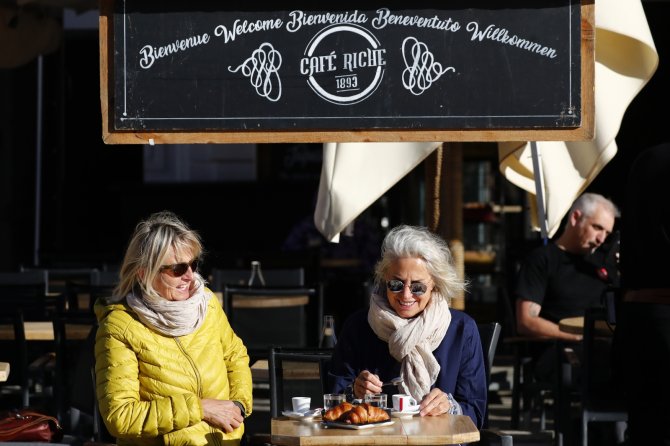 Fransa’da Kafe Ve Restoranların Dış Kısımları Açıldı