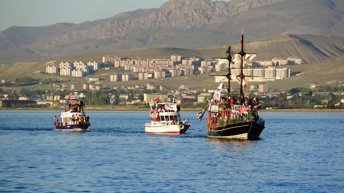 Beşiktaş Taraftarının Van Gölü’nde Şampiyonluk Coşkusu