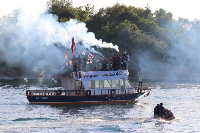 Beşiktaş Taraftarının Van Gölü’nde Şampiyonluk Coşkusu