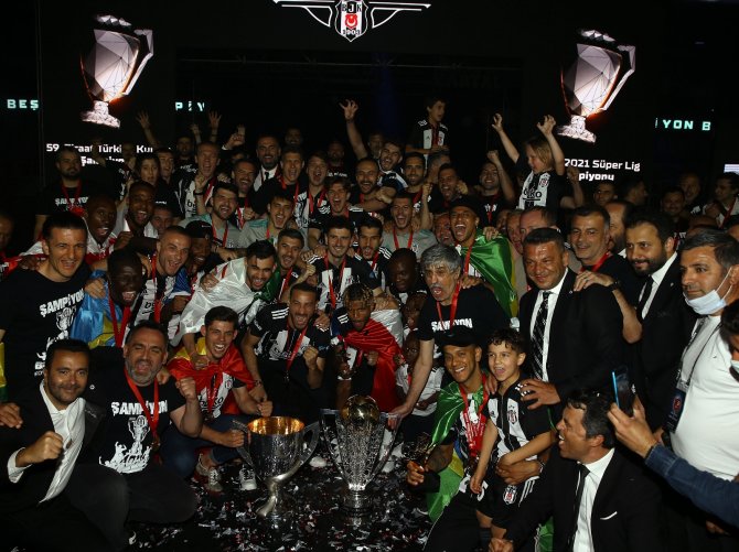 Şampiyon Beşiktaş Kupasını Aldı