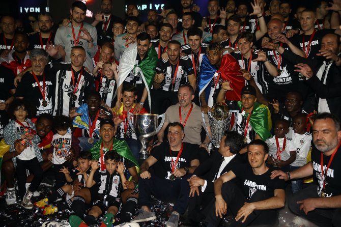 Şampiyon Beşiktaş Kupasını Aldı