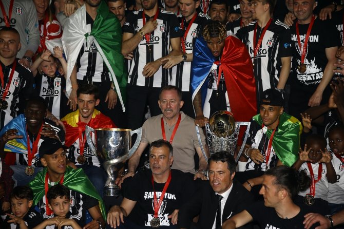 Şampiyon Beşiktaş Kupasını Aldı