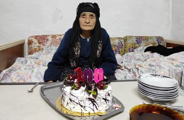 100 Yaşına Giren Esme Nine İlk Kez Doğum Günü Kutladı
