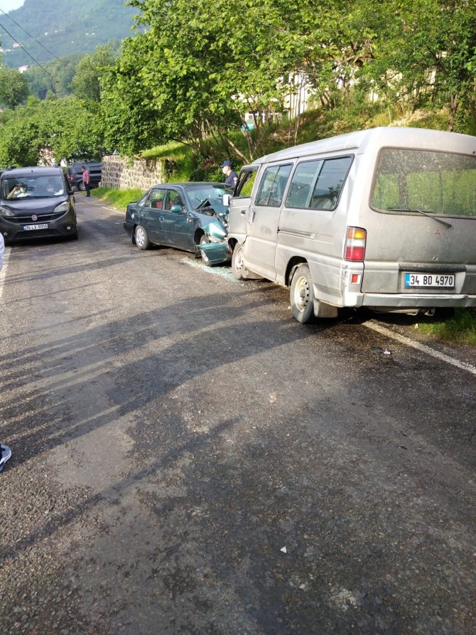 Görele’de İki Araç Kafa Kafaya Çarpıştı: 4 Yaralı