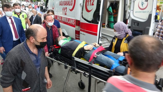 Karşıdan Karşıya Geçmek İsterken Az Kalsın Bir Otomobilin Altında Kalacaktı