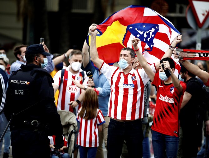 İspanya’da Atletico Madrid Taraftarları Covid-19’u Unuttu