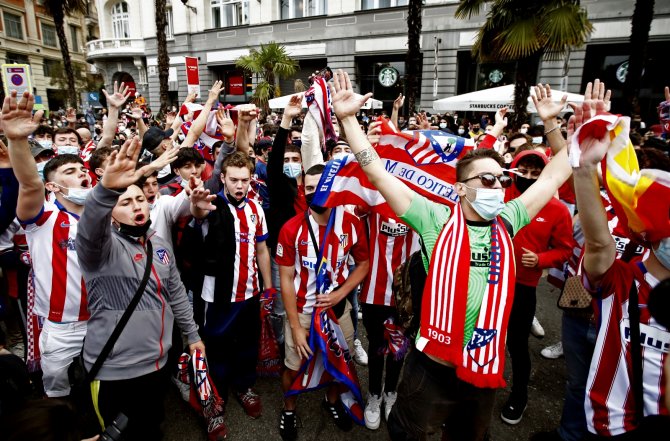 İspanya’da Atletico Madrid Taraftarları Covid-19’u Unuttu