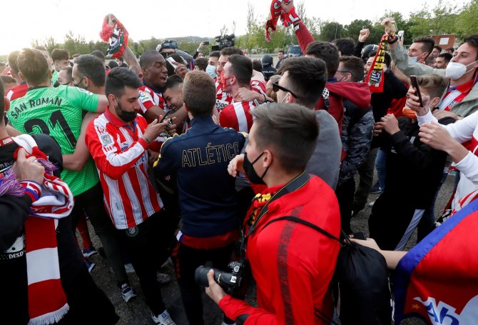 İspanya’da Atletico Madrid Taraftarları Covid-19’u Unuttu
