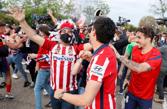 İspanya’da Atletico Madrid Taraftarları Covid-19’u Unuttu