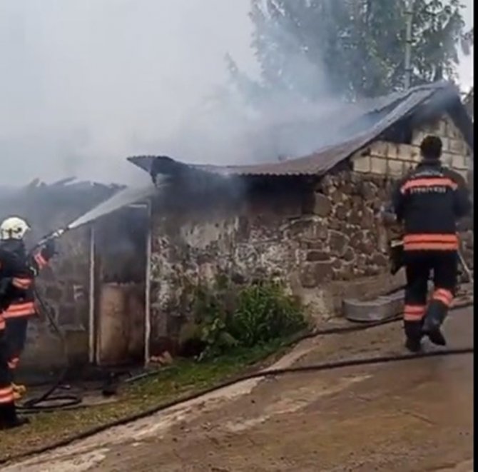 Yıldırım Düşen Evde Yangın Çıktı